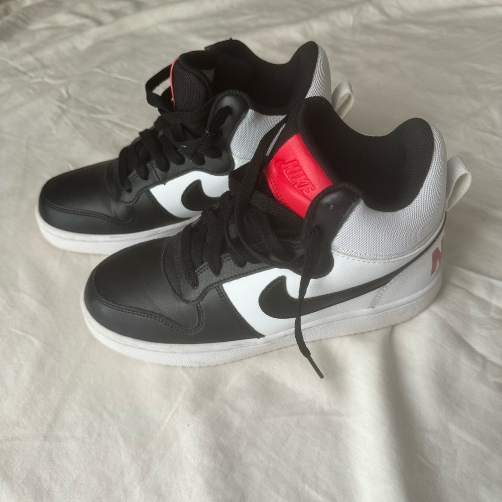Nike Black & White Sneakers - Size 6.5